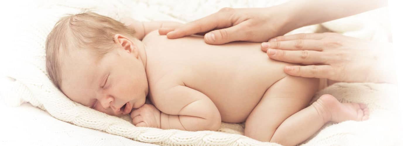 Massage du dos de bébé - Les Petits Pois