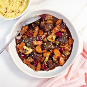 Ragout savoureux en sauce, plat cuisiné livré à domicile pour mamans en post-partum.