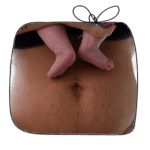 Diastase abdominale après grossesse Ventre post-partum avec pieds de bébé posés dessus, illustrant la diastase des grands droits après la grossesse.