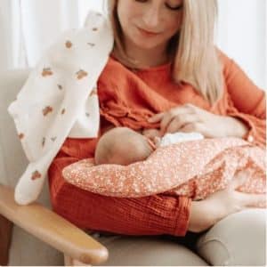 maman allaitant bébé posé sur topponcino montessori bio motif terracotta